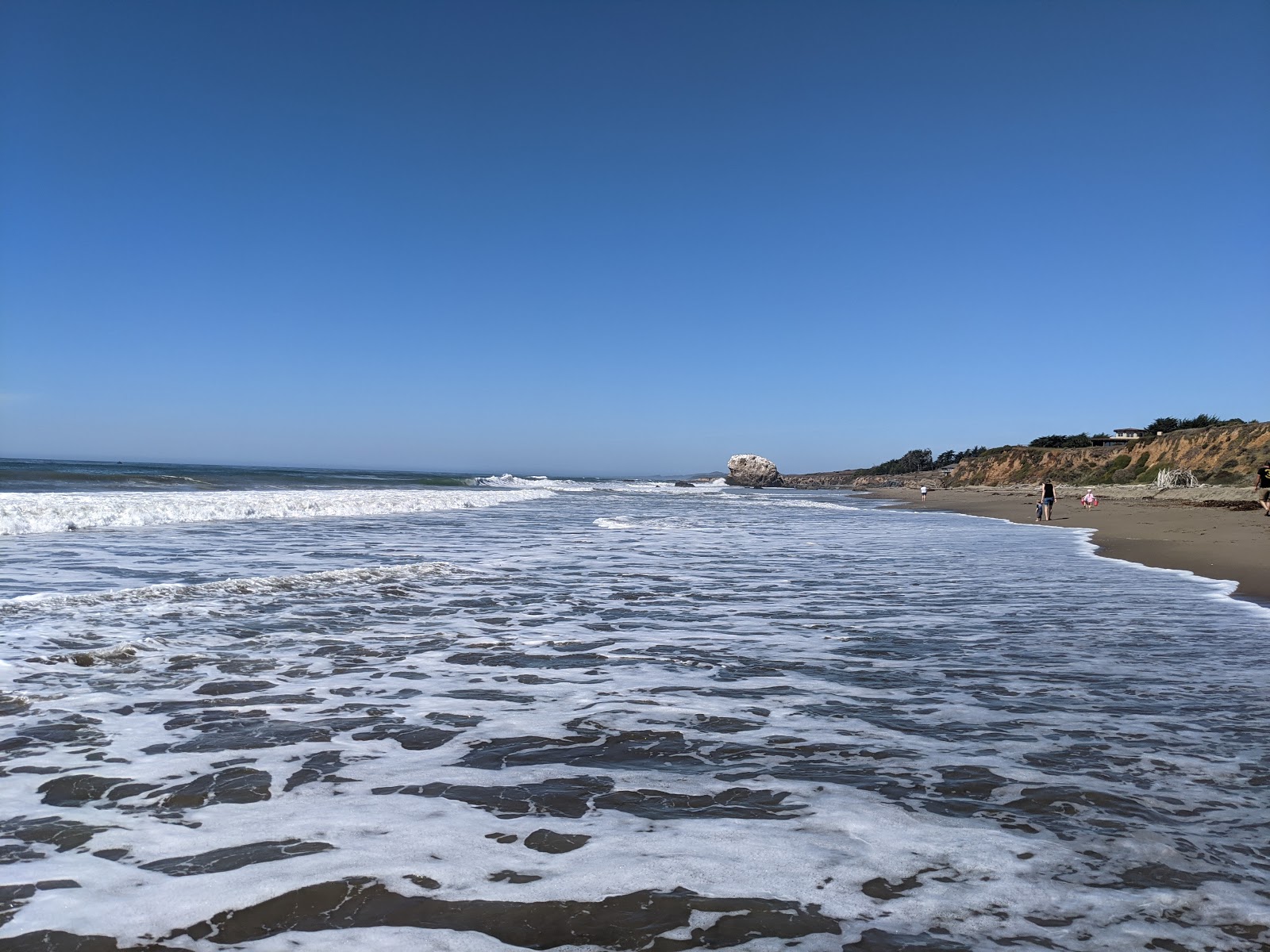 William R Hearst Beach的照片 带有碧绿色水表面