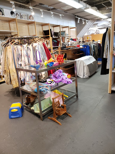 Thrift Store «Greenwich Hospital Auxiliary Thrift Shop», reviews and photos, 199 Hamilton Ave, Greenwich, CT 06830, USA