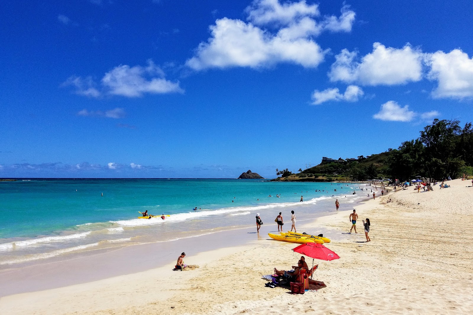 Foto van Kailua Beach Park met helder fijn zand oppervlakte