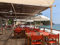 Atmosphère du Restaurant français Restaurant L'Escale - Restaurant de Plage à Rayol-Canadel-sur-Mer - n°17