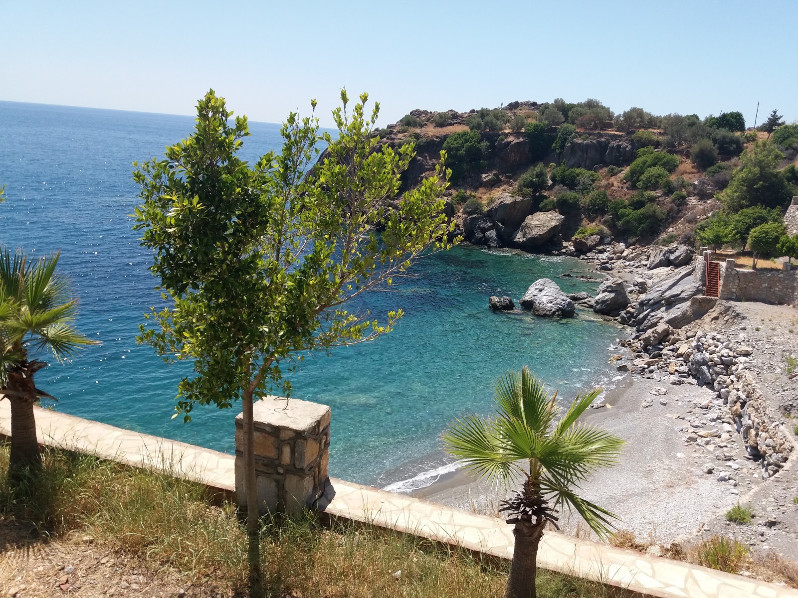 Foto de Hal limani beach con pequeños guijarros beige superficie