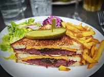 Plats et boissons du Restaurant de hamburgers Schwartz's Deli à Paris - n°4