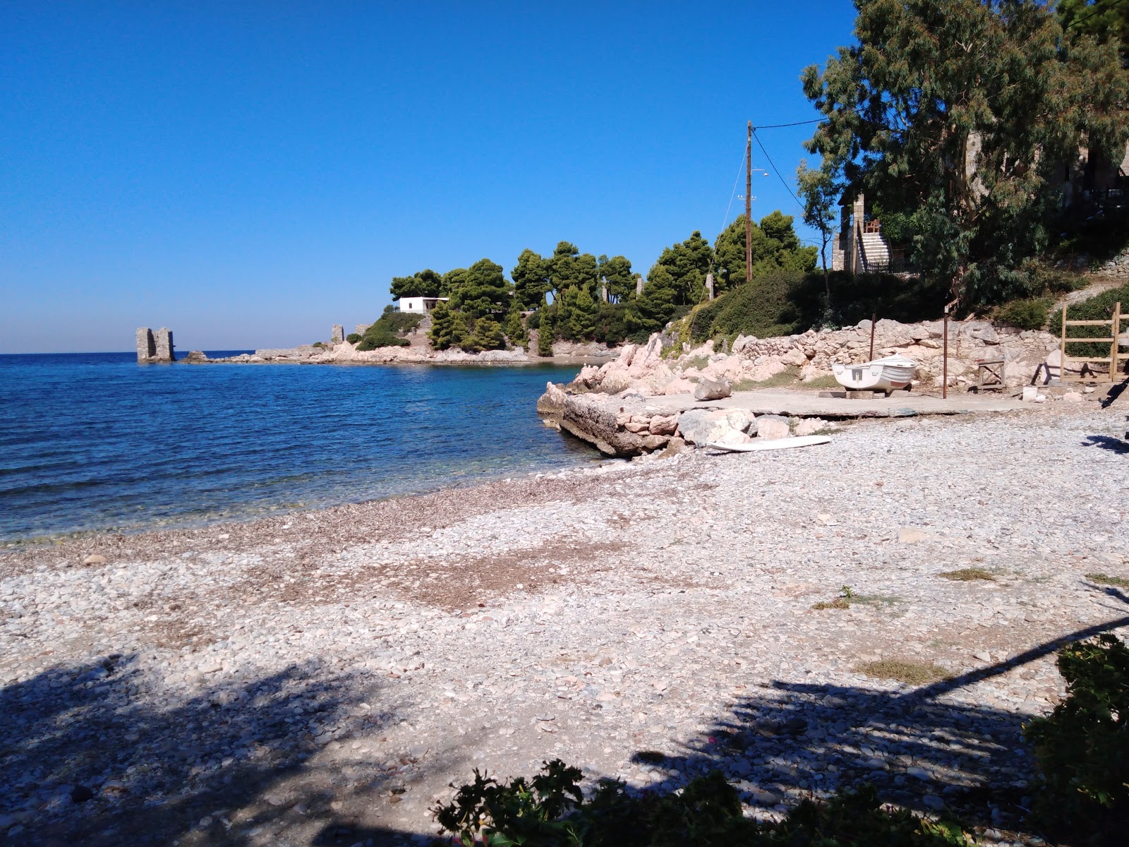 Foto di Atsitsa beach con una superficie del ciottoli beige