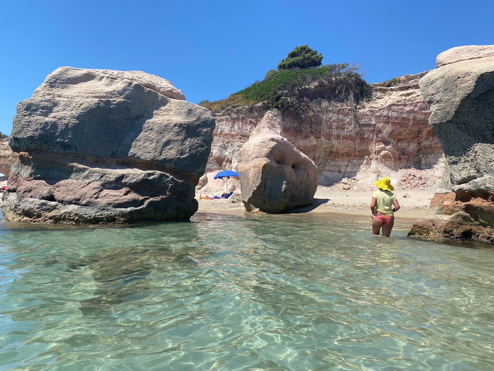 Caletta di Genio Beach'in fotoğrafı - rahatlamayı sevenler arasında popüler bir yer