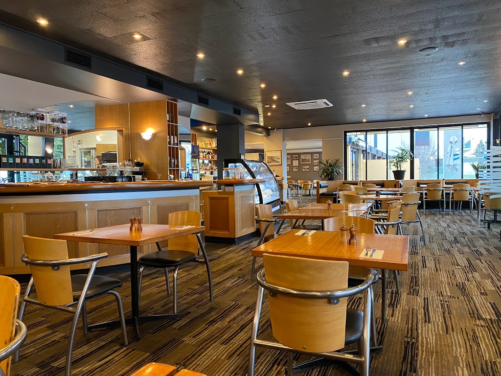 Edwards Waterfront Restaurant & Café 3305