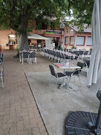 Atmosphère du Restaurant Les Pieds dans l'Eau à Châtenoy-en-Bresse - n°19