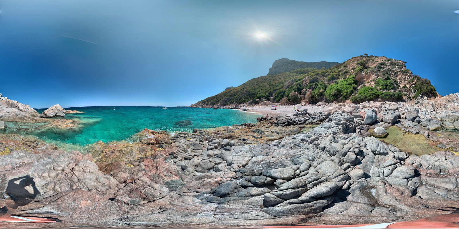 Foto van Fenile Beach omringd door bergen