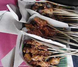 Makan sate photo
