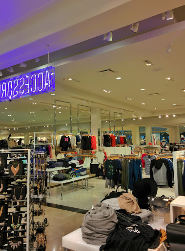 Clothing Store «Forever 21», reviews and photos, 5220 Fashion Outlets Way #1005, Chicago, IL 60656, USA