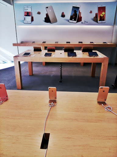 Computer Store «Apple La Encantada», reviews and photos, 2905 E Skyline Dr, Tucson, AZ 85718, USA