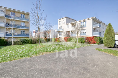 Cinna SOCHET IAD France, Conseiller en immobilier à Villejust