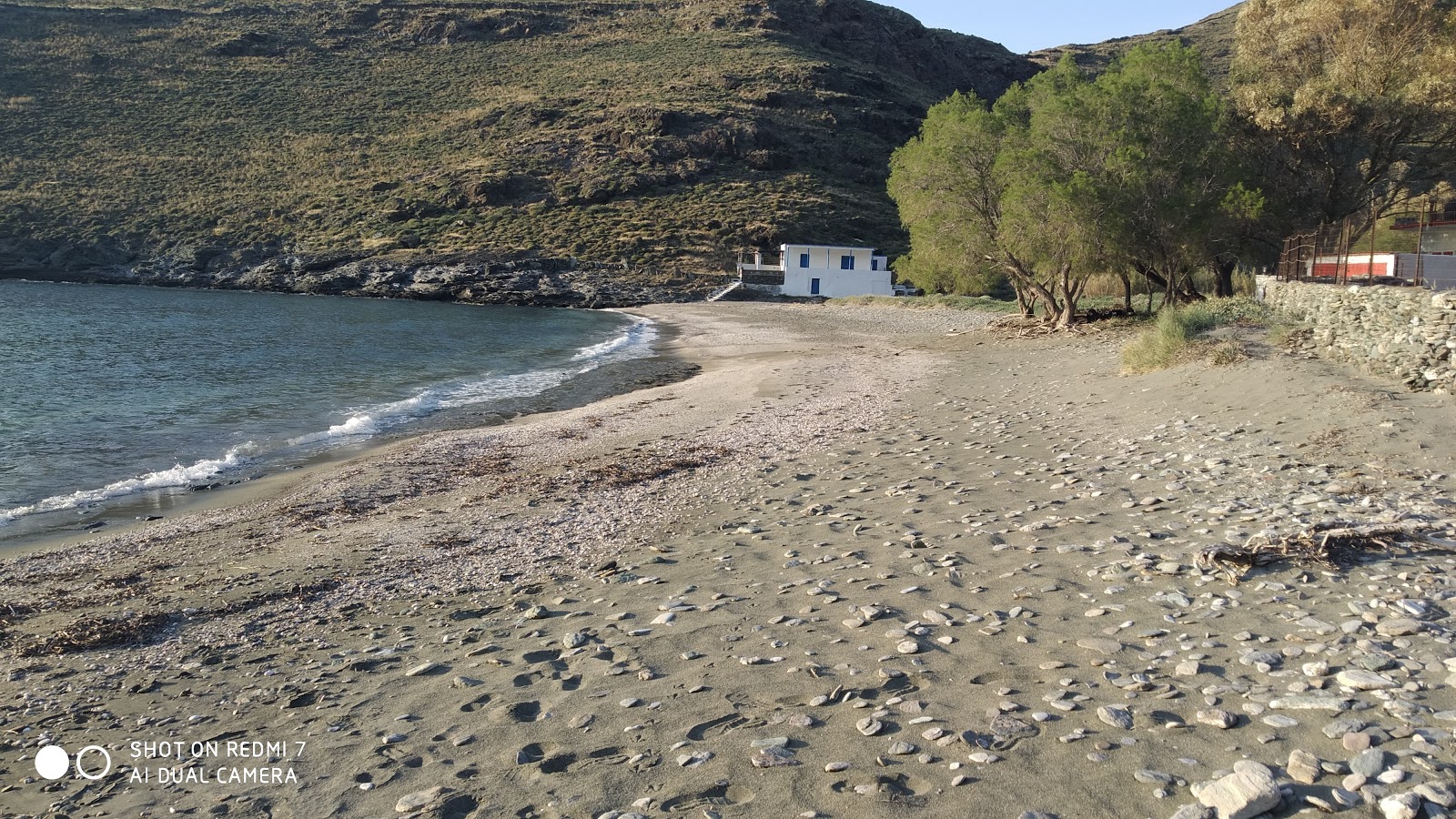 Foto di Paralia Stifo con una superficie del sabbia beige e ciottoli