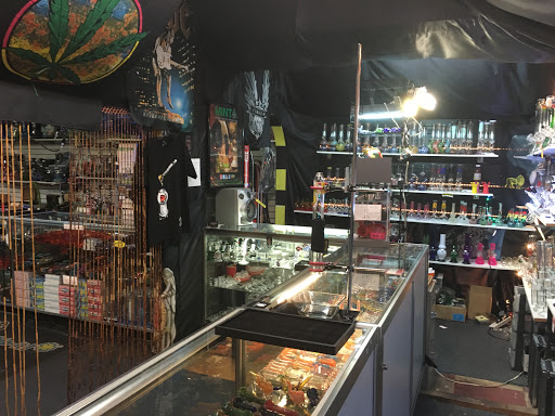Tobacco Shop «Hot Box Smoke Shop», reviews and photos, 1111 El Camino Real #3, Santa Clara, CA 95050, USA