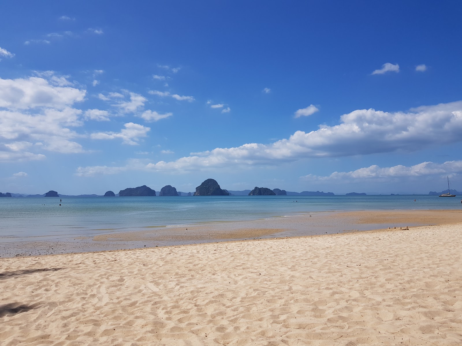 Tubkaek Beach'in fotoğrafı düz ve uzun ile birlikte