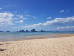Tubkaek Beach'in fotoğrafı düz ve uzun ile birlikte