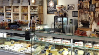 Intérieur du L'Authentique Carquefou Fromagerie Epicerie Fine Restaurant Cafė Traiteur - n°10