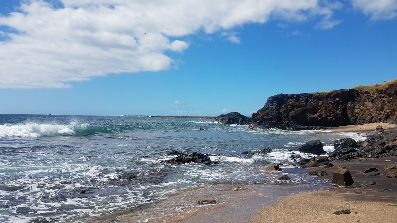 Φωτογραφία του Glass Beach με καθαρό νερό επιφάνεια