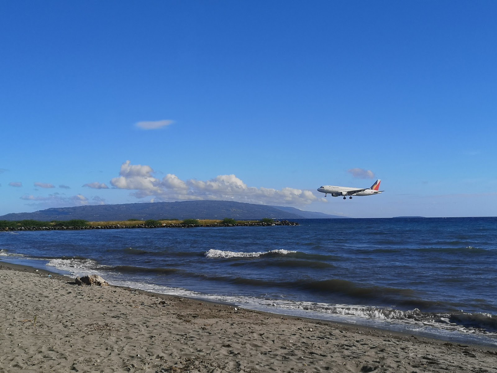 Fotografie cu Silliman Beach cu o suprafață de nisip gri