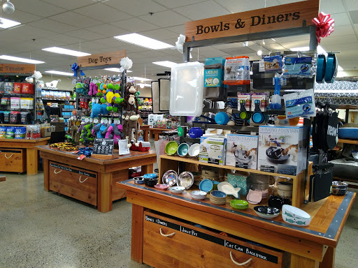 Pet Supply Store «Mud Bay», reviews and photos, 3 Monroe Pkwy, Lake Oswego, OR 97035, USA
