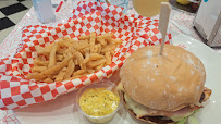 Cheeseburger du Restaurant Holly's Diner Cesson Bois Sénart - n°16