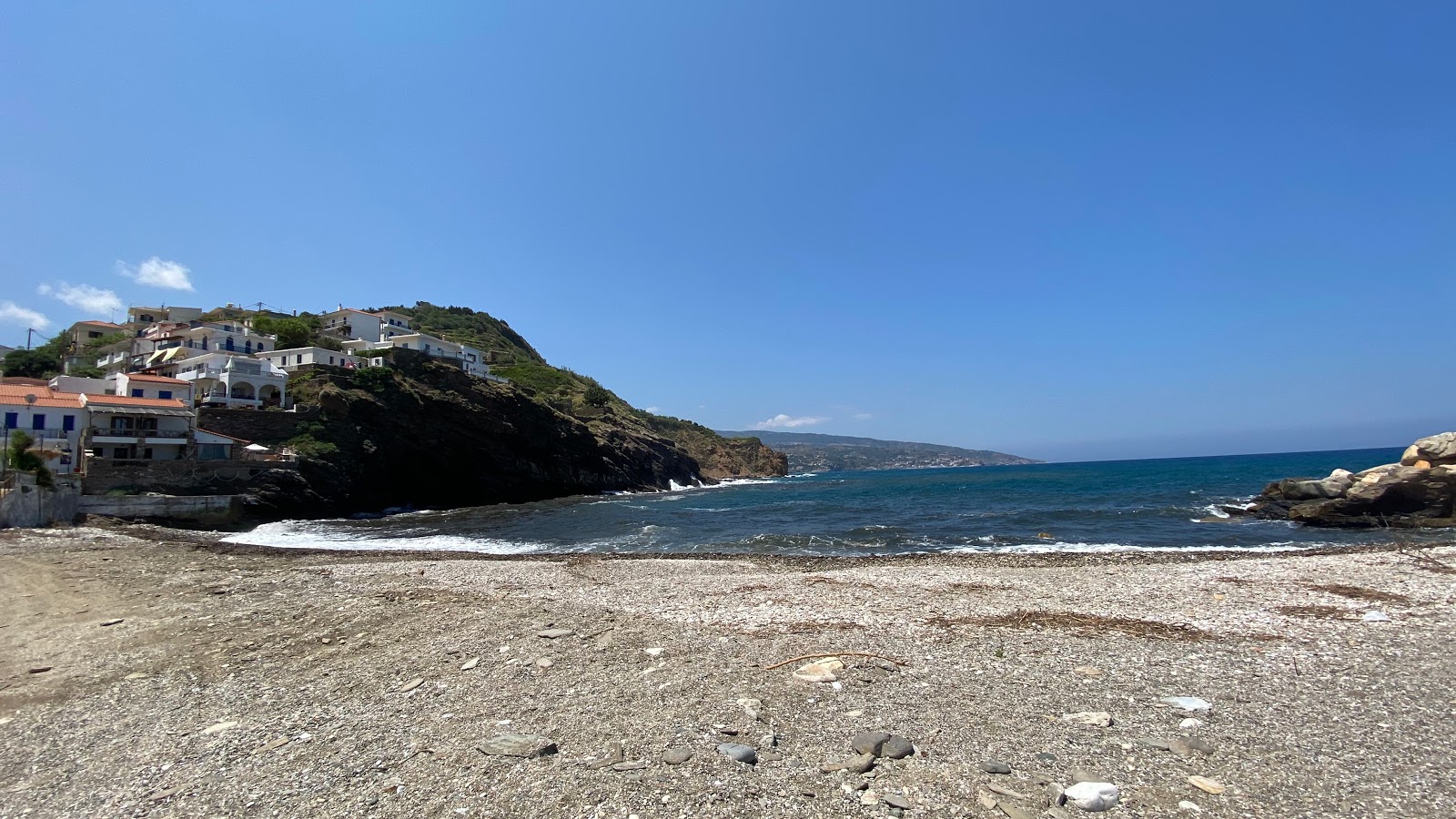 Karavostamo beach'in fotoğrafı turkuaz saf su yüzey ile