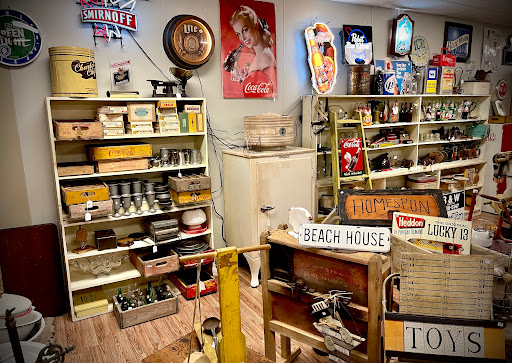 Shelly's Antiques and Decor