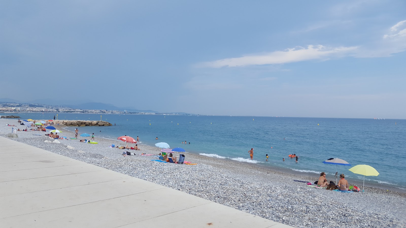 Foto von Plage de I'Hippodrome mit beiger kiesel Oberfläche