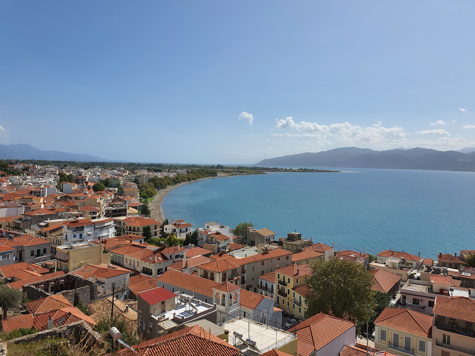 Fotografie cu Nafpaktos psani beach - locul popular printre cunoscătorii de relaxare