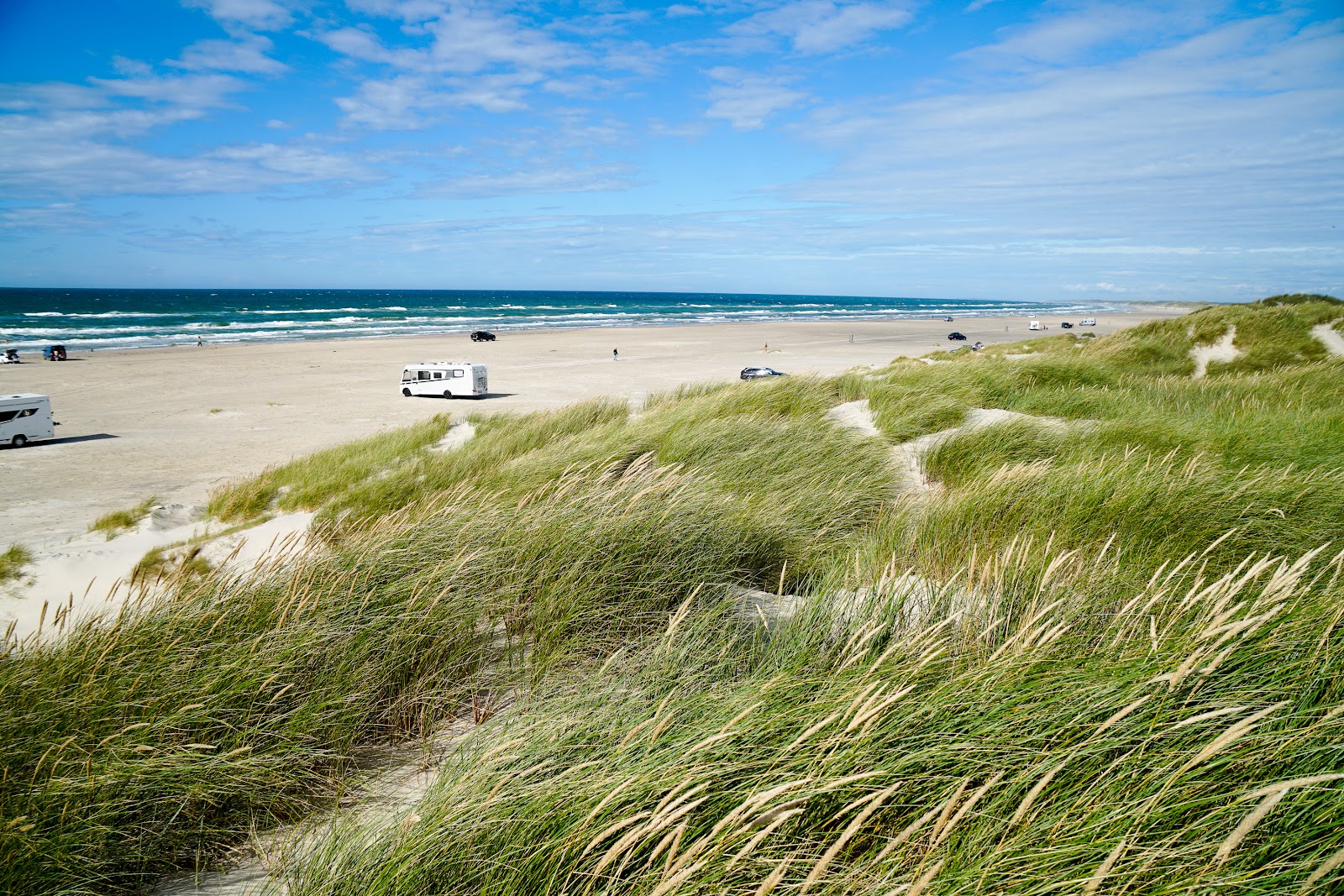 Rodhus Beach的照片 带有明亮的沙子表面