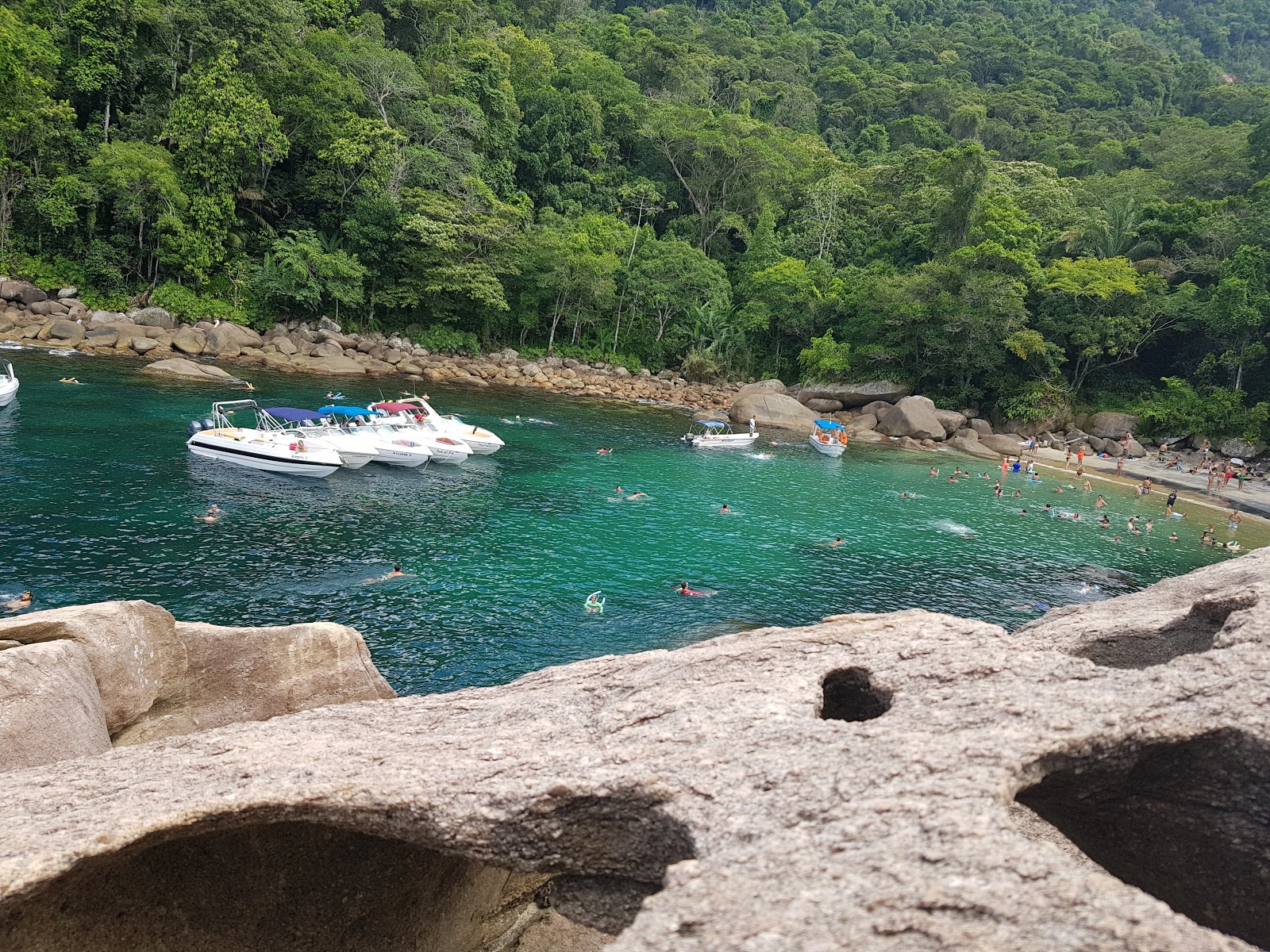 Praia Do Caxadaco的照片 带有碧绿色纯水表面