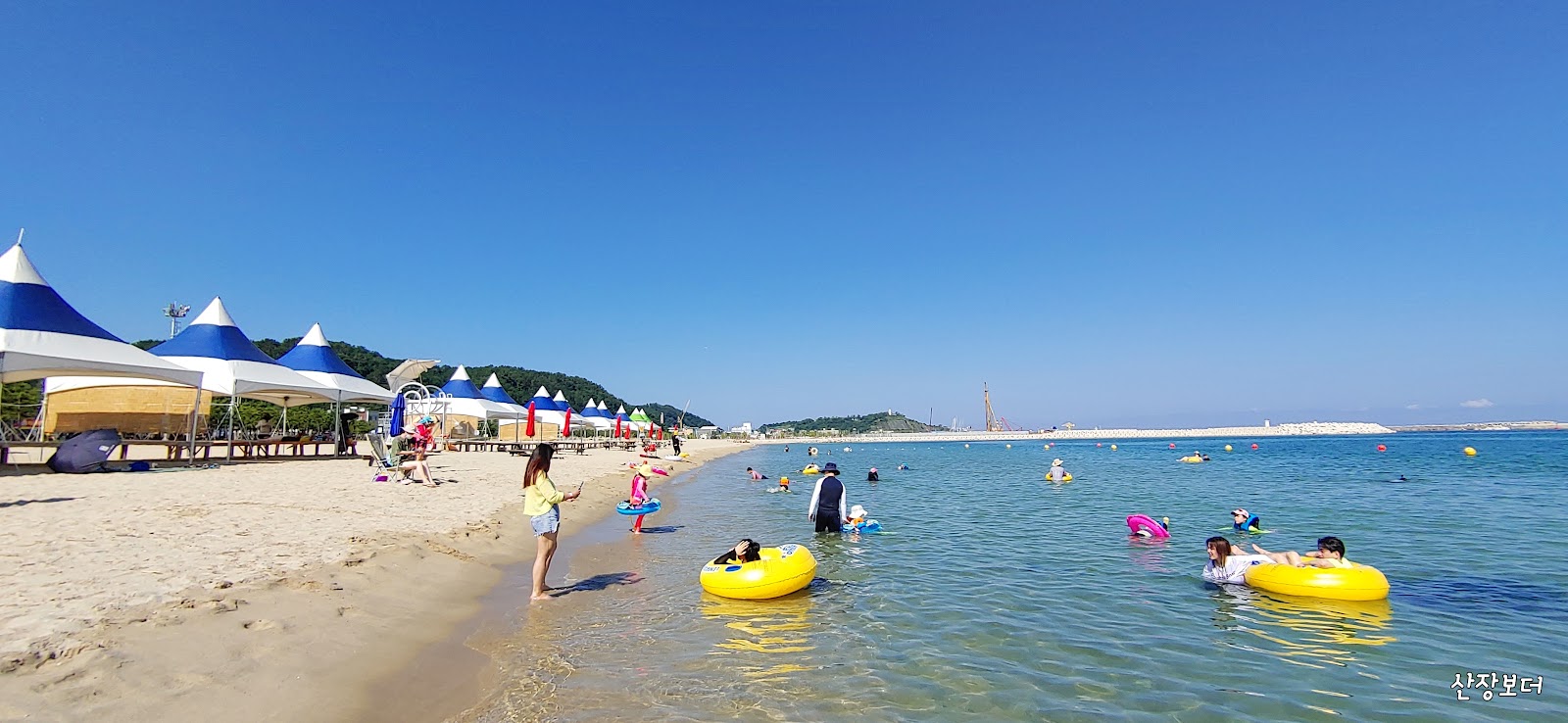 Foto di Hupo Beach con una superficie del sabbia luminosa