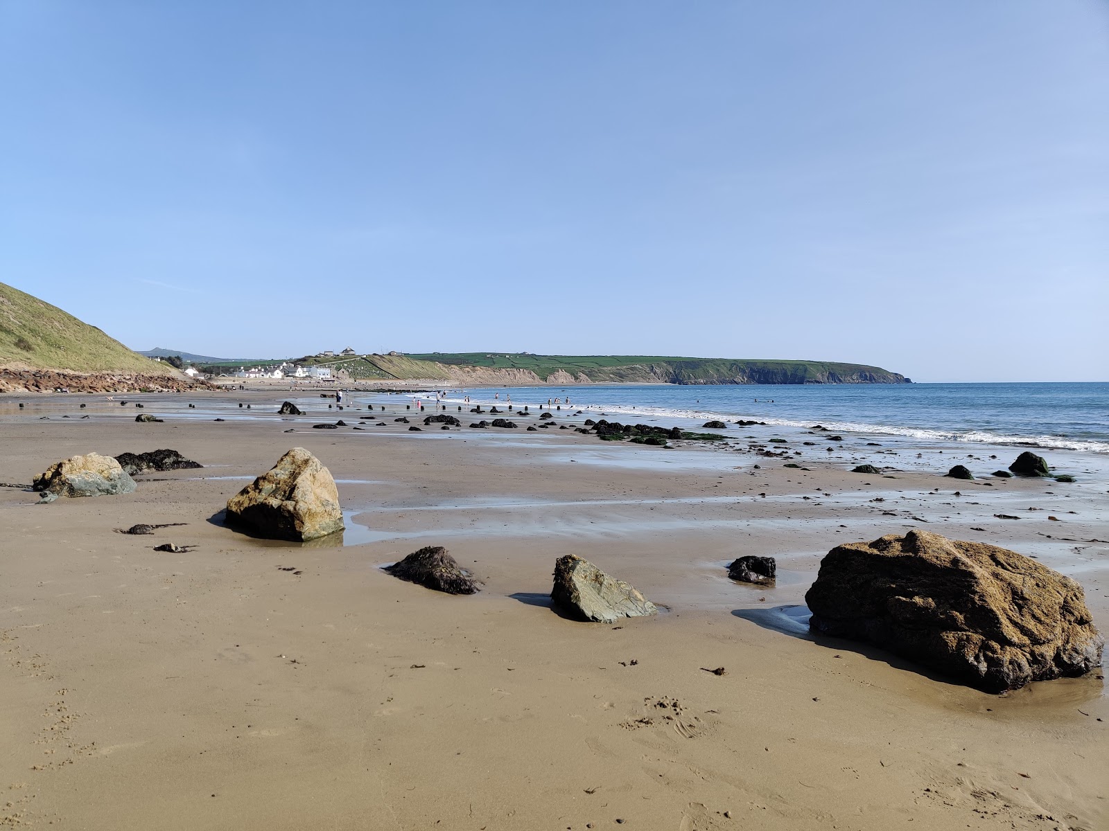Foto di Spiaggia di Aberdaron sorretto da scogliere