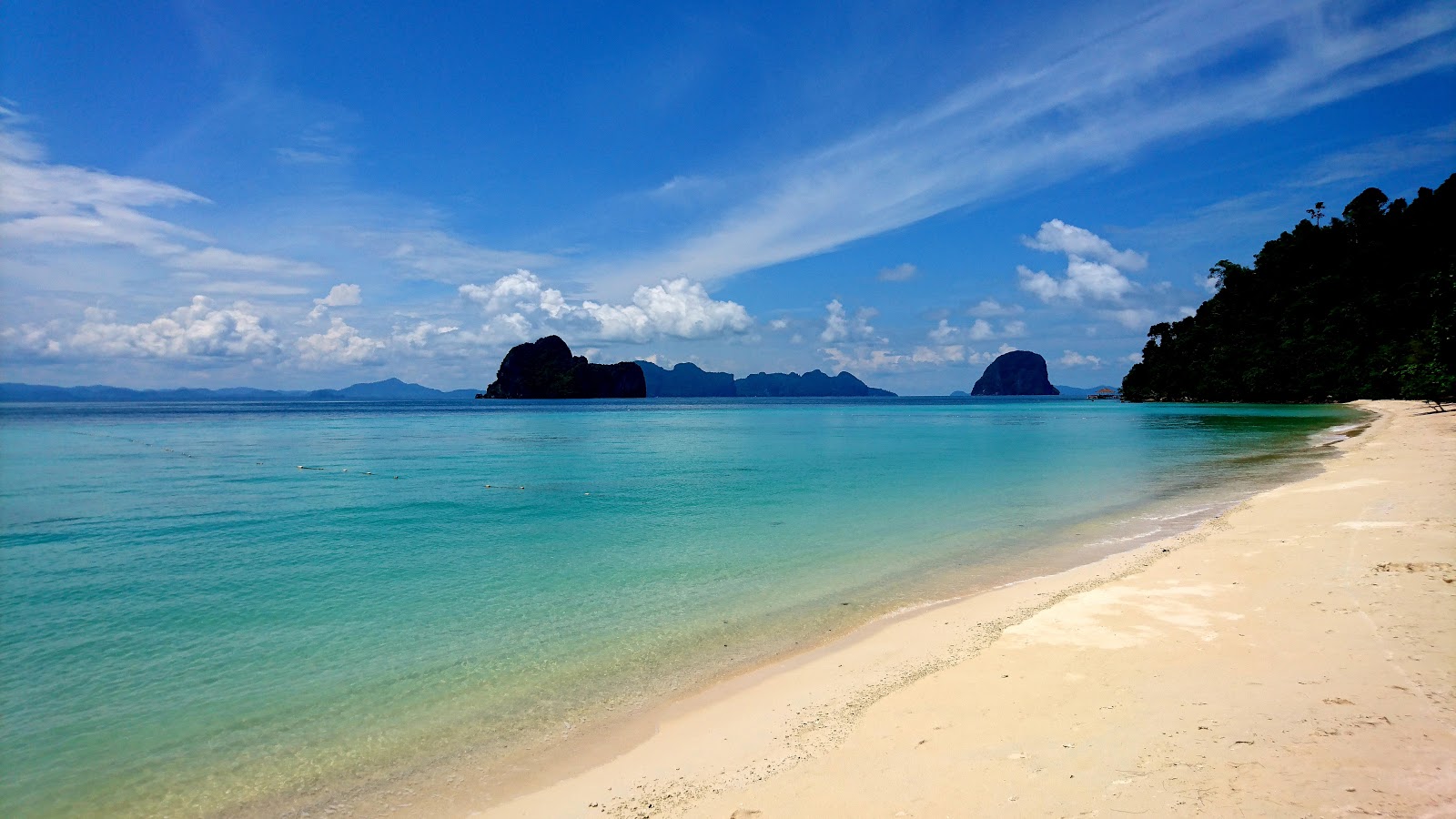 Foto de Ko Hai Divers Beach con agua cristalina superficie