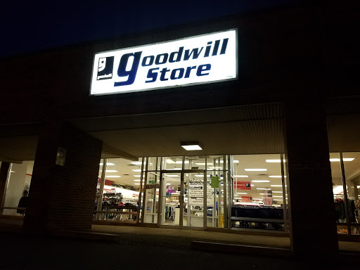 Thrift Store «Goodwill Store and Donation Center», reviews and photos, 2904 S University Ave, Little Rock, AR 72204, USA