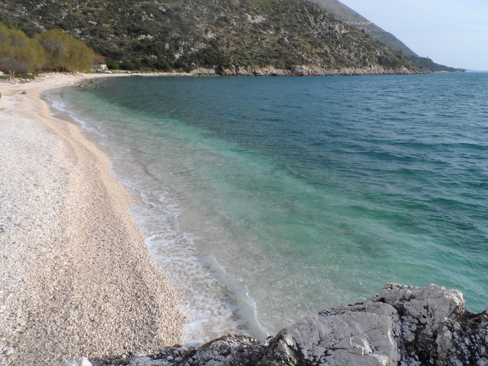 Foto van Kontogourata beach en zijn prachtige landschap