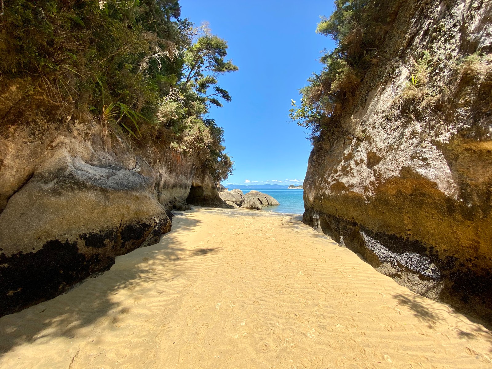 Foto de Watering Beach com praia direta