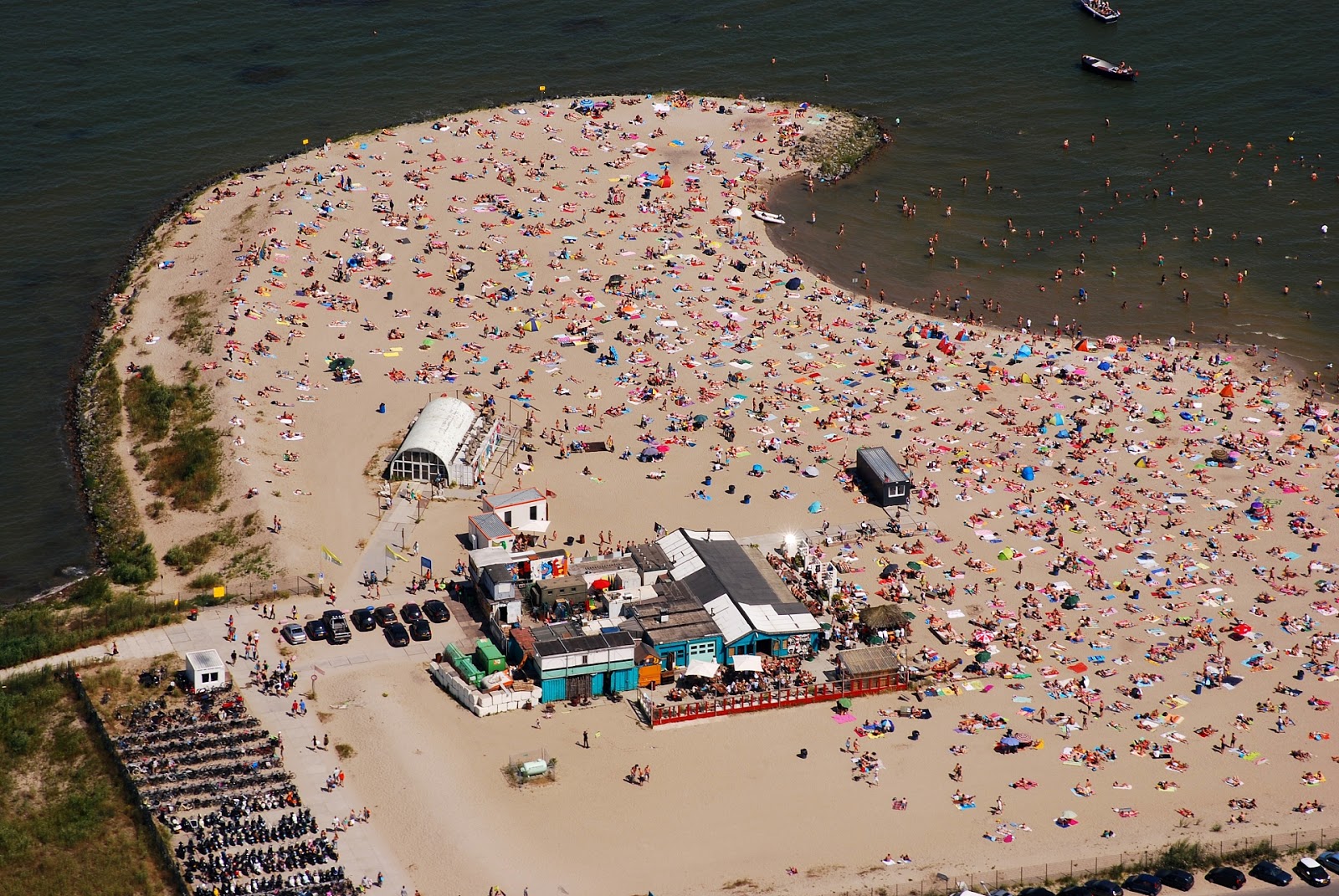 Valokuva Blijburgin rantaista. pinnalla turkoosi puhdas vesi:n kanssa