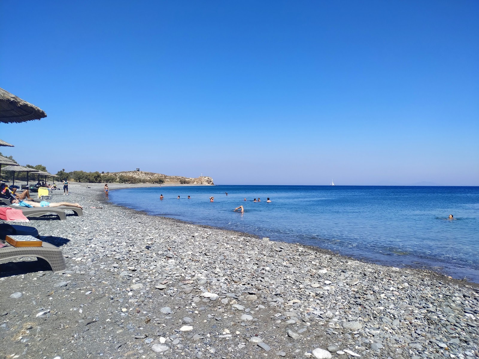 Foto de Agios Fokas Beach respaldado por acantilados