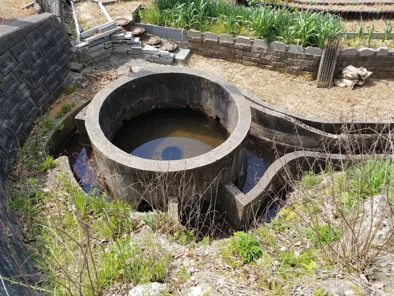 湯谷池の円筒分水