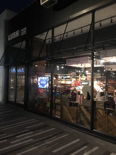Cosmetics Store «LUSH Fresh Handmade Cosmetics», reviews and photos, 51 Oakbrook Center, Oak Brook, IL 60523, USA