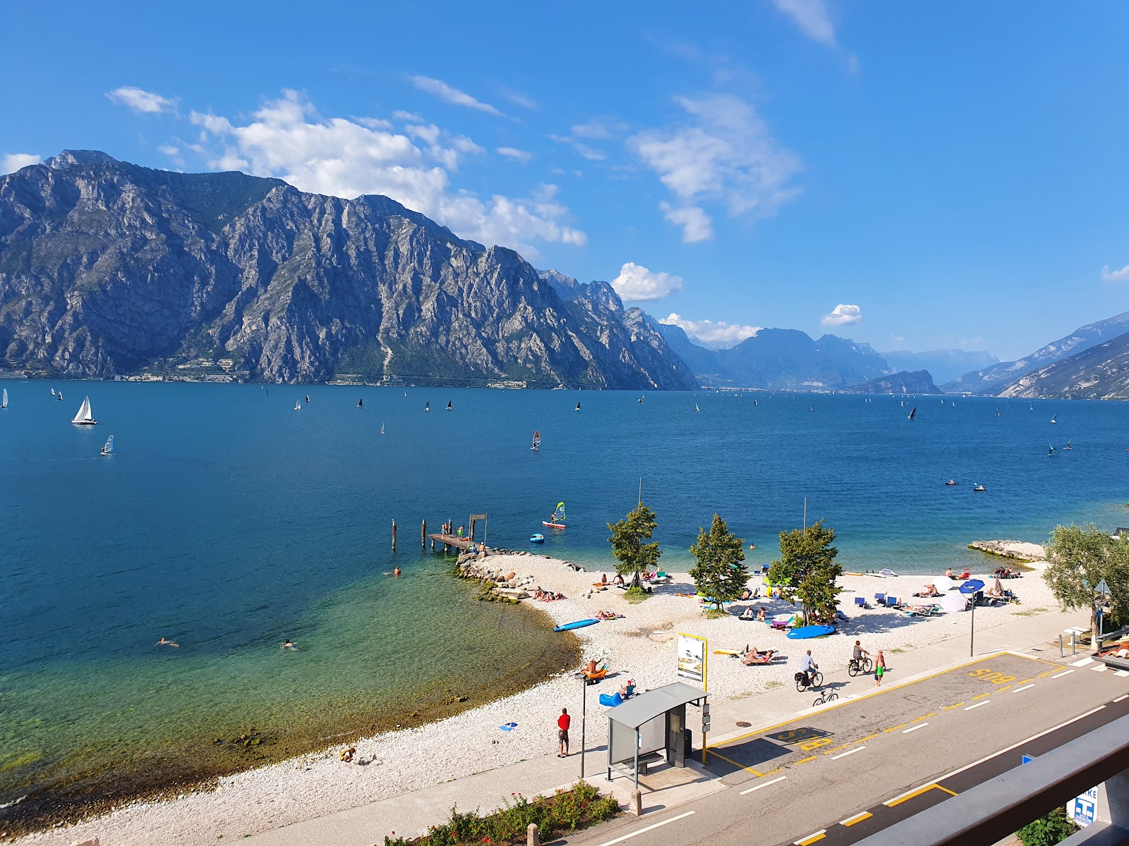 Foto van Malcesine bathing beach met ruim strand