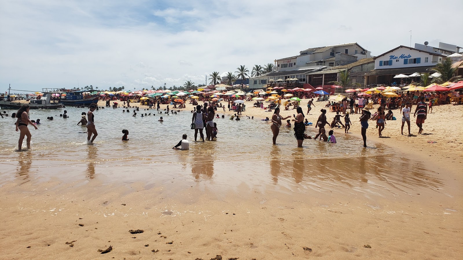 Foto van Praia de Arembepe met turquoise puur water oppervlakte