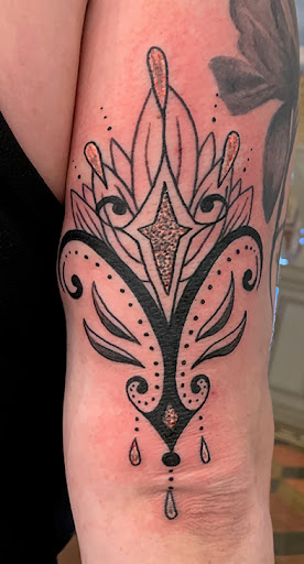 Explore skull and roses tattoo ideas, creative tattoo ideas in Las Vegas, available at Club Tattoo The Venetian Grand Canal Shoppes