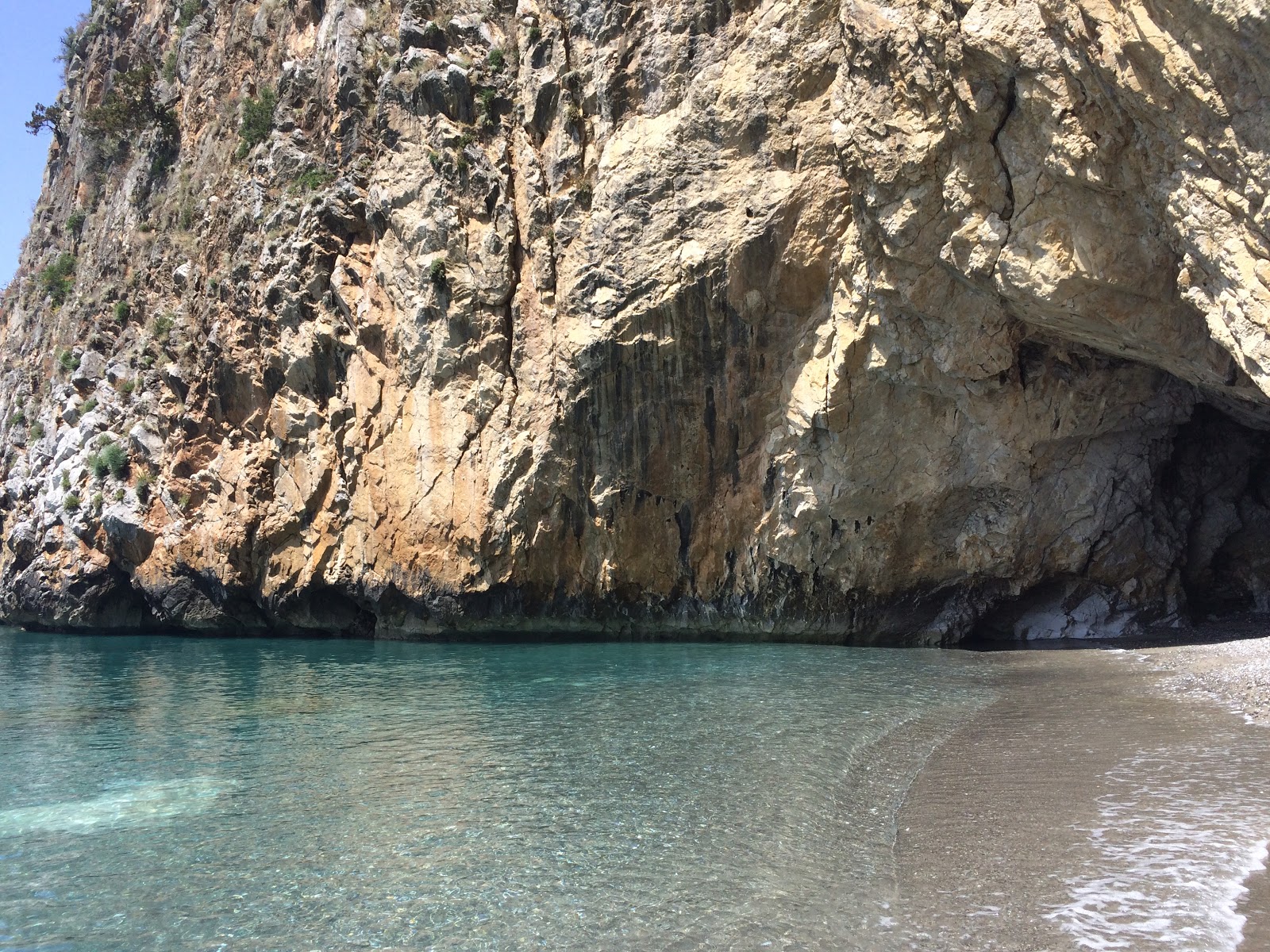 Cala delle Ossa的照片 带有蓝色的水表面