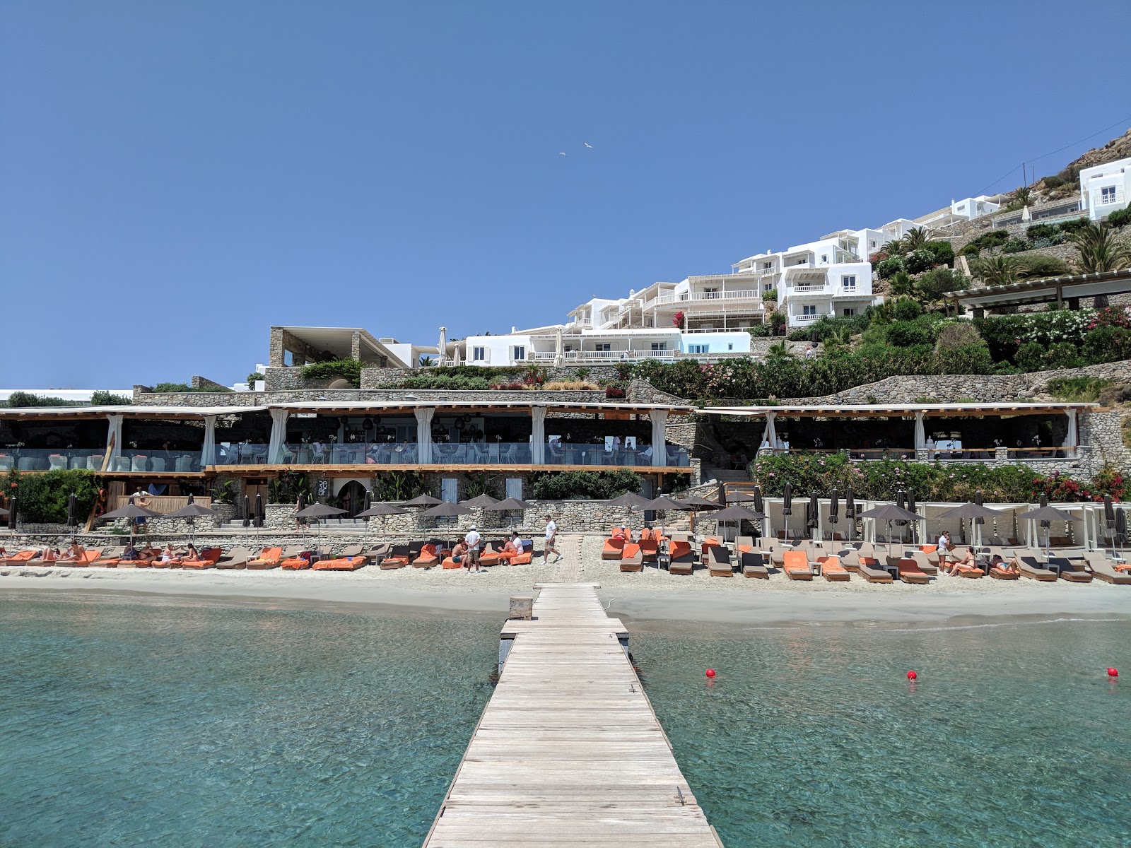 Foto di Santa Marina Mykonos Beach sorretto da scogliere