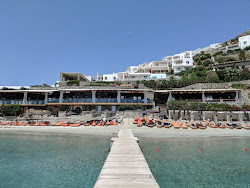 Foto di Santa Marina Mykonos Beach sorretto da scogliere