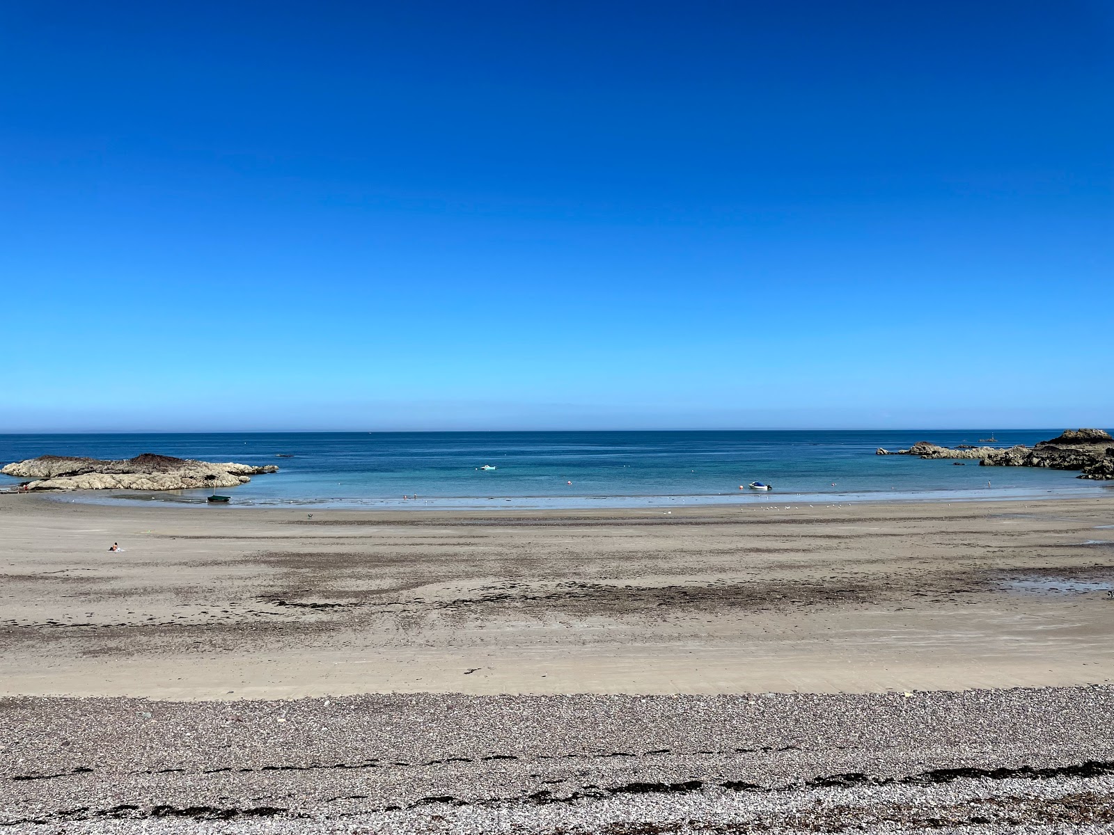 Foto von Anne Beach mit türkisfarbenes wasser Oberfläche