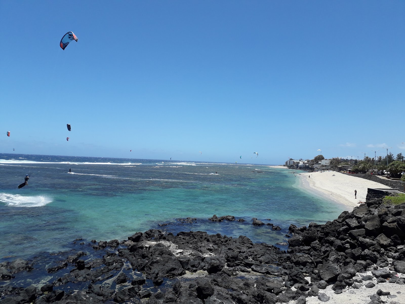 Foto von Boulevard Hubert Delisle mit geräumiger strand