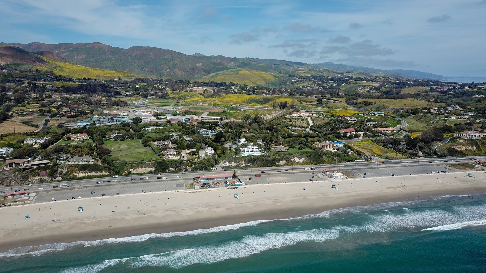 Premium Photo  An aerial view of zuma beach and mountains against