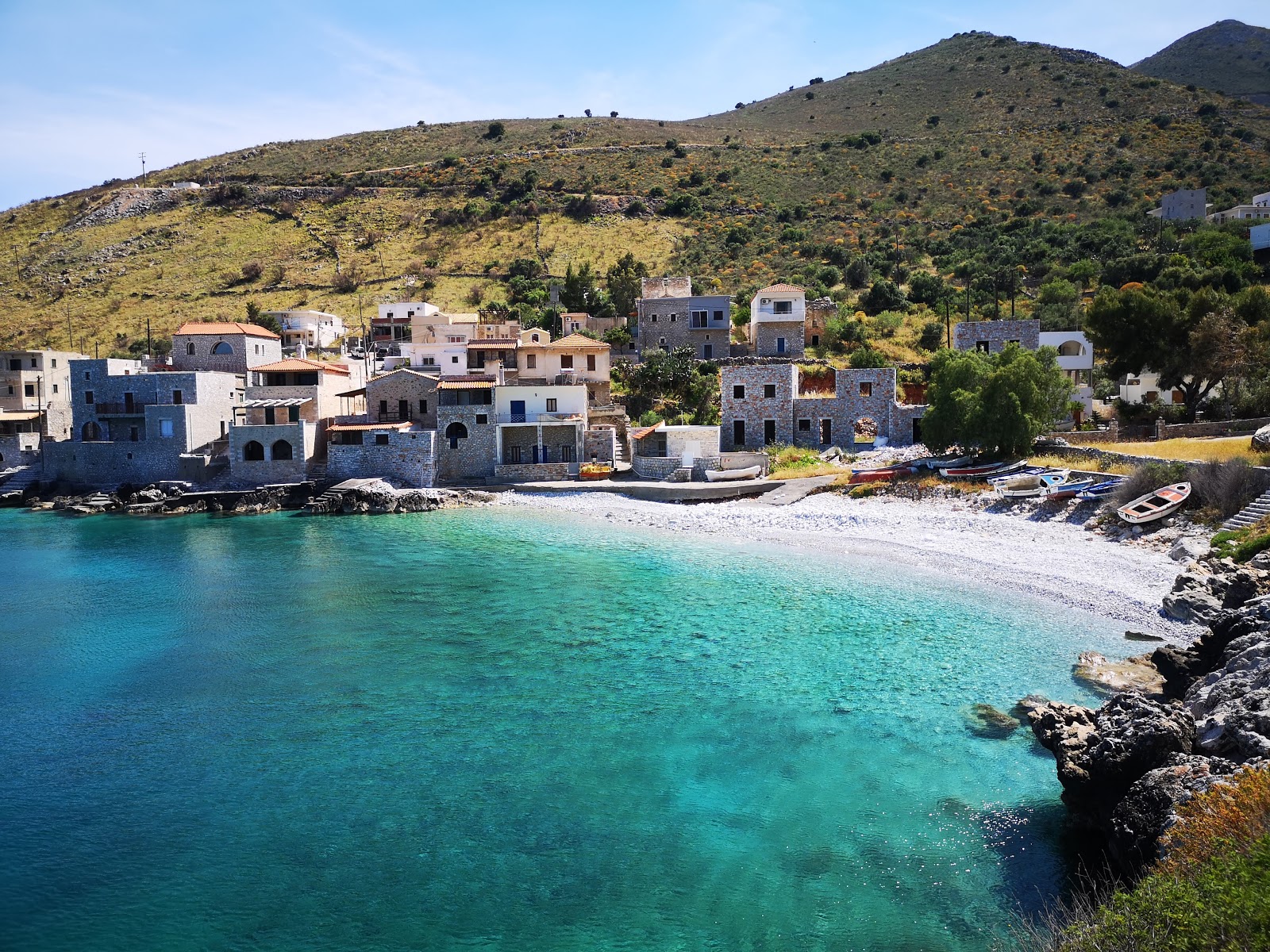 Fotografija Agios Kyprianou beach z beli kamenček površino